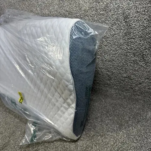 Derila Pillow side packaging detail